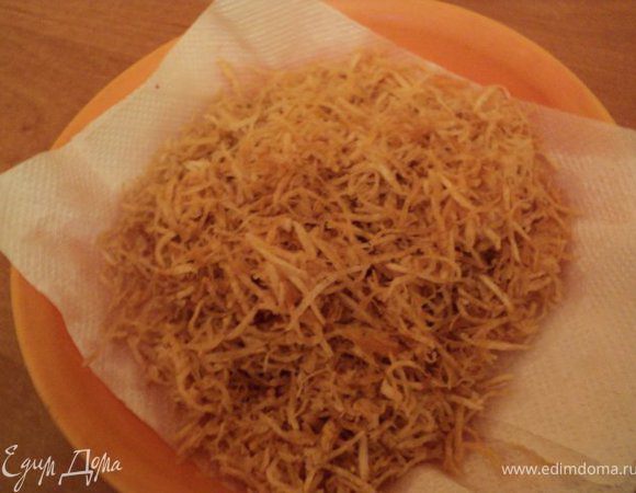 Разогреть в небольшой кастрюльке растительное масло и обжарить  в несколько приемов натертый картофель во фритюре  до золотистого цвета. Обжаренный картофель выложить на бумажную салфетку, что бы освободить от излишнего жира.