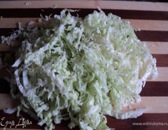 Капусту ( я взяла пекинскую ) нашинковать тонкой соломкой.