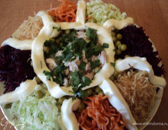 Вот так формируется обычно салат «Огород»: по краю блюда выложить отдельными кучками подготовленные капусту,  корейскую морковку, свеклу, картофель-фри, по середине – куриное филе, вокруг него зеленый горошек и майонез. Смешивается салат на столе.