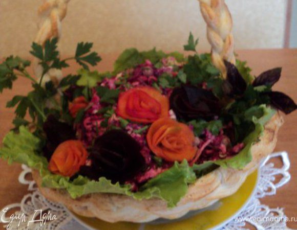 В этот раз я  салат смешала перед подачей. Бока и дно корзинки выложила листьями салата, выложила салат «Огород», посыпала его мелко порезанной петрушкой, установила ручку и украсила салат розочками из свеклы, морковки, зеленью петрушки и базилика. Приятного аппетита!