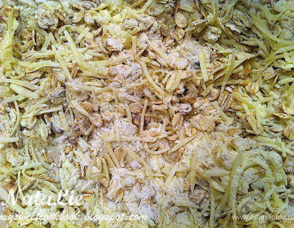 Смешать овсяные хлопья, муку, сыр, соль, соду, масло и хорошо вымешать. 