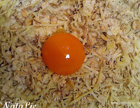 Добавить молоко и еще раз хорошенько перемешать. Яичный желток должен был смазывать края блинчиков, но я добавила его в тесто