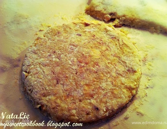 Тесто раскатать и вырезать кружочки формой (или стаканом)