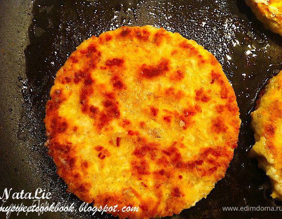 Обжаривать до золотиского цвета на сковороде с добавлением масла (какое нравится -у меня растительное)