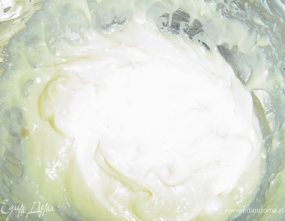 3 яйца взбейте, смешайте с 0,5 стаканом сахара, 70 г размягченного сливочного масла, медом, солью и содой. Массу держите на водяной бане 10 минут, постоянно помешивая, затем всыпьте 2 стакана муки и, размешивая, оставьте еще на 5 минут. Готовое тесто разделите на 2 части, в одну из них добавьте какао. Каждую из этих частей разделите на две, раскатайте их в тонкие пласты и испеките в смазанной маслом форме.
 Приготовьте крем. 3 ст.л. муки, постоянно помешивая, прогрейте на сковороде до золотистого цвета. Затем смешайте с 4 яйцами. Молоко вскипятите, добавьте 2 стакана сахара, снова доведите до кипения и, вливая тонкой струйкой яичную массу, быстро и тщательно перемешайте венчиком. Посуду с кремом поставьте на водяную баню и, помешивая, доведите крем до густого состояния. В готовый крем положите 30 г масла, ванильный сахар и охладите.