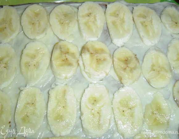 Этим кремом смажьте коржи и выложите нарезанные бананы.