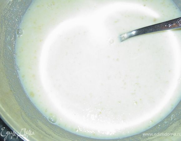 Теперь готовим ванильный мусс. Смешайте 4 яичных желтка,  сахар и ванилин. На водяной бане взбейте смесь до загустения. Замочите желатин в холодной воде до набухания. Добавьте 1 чайную ложку лимонного сока, растворите желатин при слабом нагреве. Немного охладите, смешайте его с муссовой смесью до образованием однородной массы. Взбейте 300 г сливок до устойчивых пиков, добавьте в мусс. Взбейте 4 яичных белка и быстро введите их в мусс.