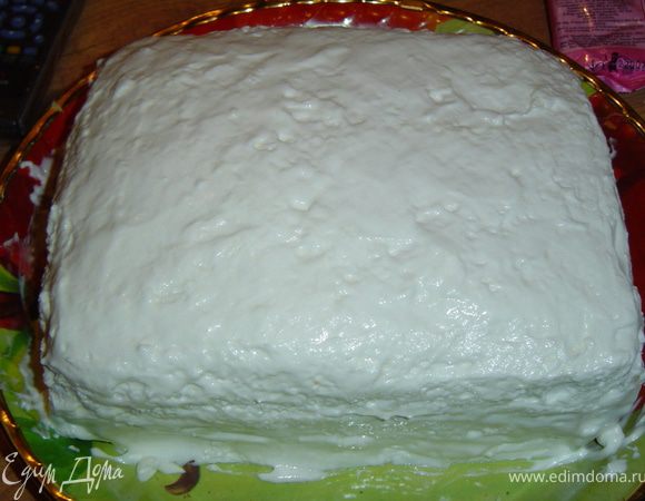 Готовым муссом покройте торт со всех сторон.