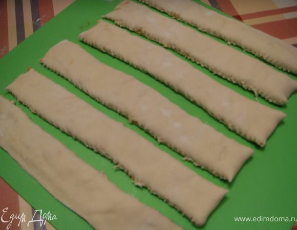 Накрыть свободной от сыра половиной теста другую и плотно прижать, чтобы вышел воздух. Нарезать полосочки, шириной 2-2,5 см. У меня получилось 6 полосок.