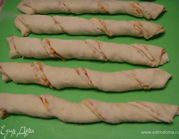 Скрутить полоски в спираль.