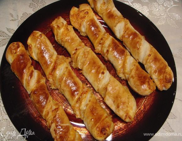 Через 15 минуть вынуть из духовки подрумянившиеся спиральки. Очень вкусно кушать теплыми. Я делала 6 полосочек, а на фото у меня 5. Угадайте, куда делась шестая?