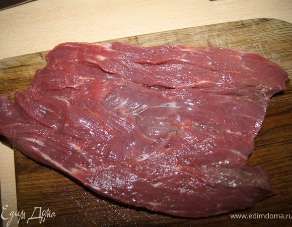 Духовку разогреть до 200С.
В мясе сделать продольный надрез, но не дорезая до конца, развернуть. отбить молотком. Посолить, поперчить с обоих сторон.