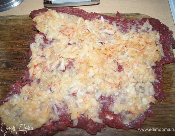 Яблоко натереть на терке, выложить сверху. Посыпать эстрагоном.