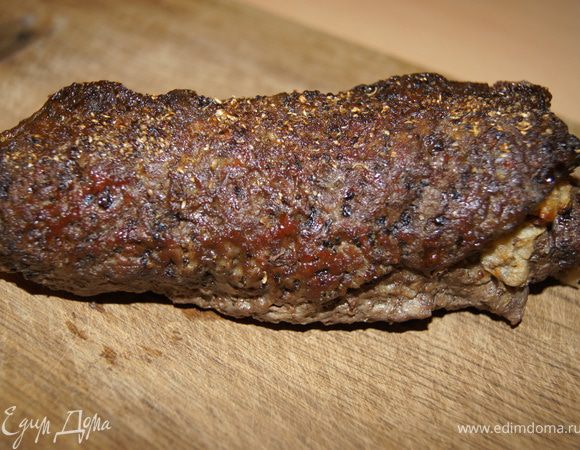 Выпекать первые 20 минут при 200С, потом убавить температуру до 180С и выпекать еще 30-40 минут. Время от времени поливать рулет соками, что выделись из мяса.  Готовое мясо переложить на решетку остывать. разрезать на кусочки.
Приятного аппетита!)