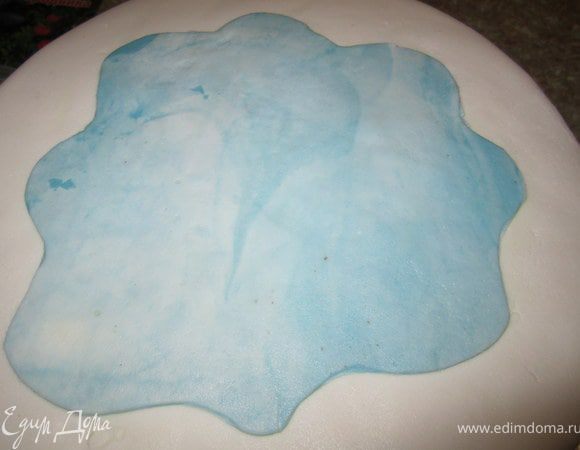 Смешать белую и голубую мастику, раскатать, вырезать "каток".