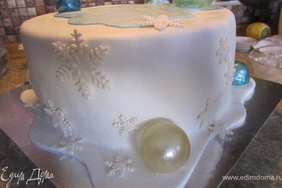 Украсить снежинками и подготовленными шариками (http://www.edimdoma.ru/recipes/30938 )