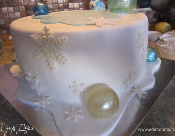 Украсить снежинками и подготовленными шариками (http://www.edimdoma.ru/recipes/30938 )