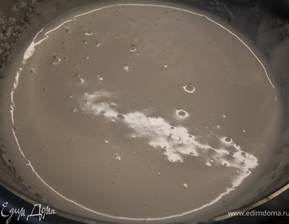 Взбить яйца с сахаром  НА ВОДЯНОЙ БАНЕ!... Для этого начните взбивать яйца миксером. Затем после закипания воды в кастрюльке переставьте ее на стол, водрузите на нее емкость с яичной смесью и продолжайте взбивать до увеличения в 4 раза! Емкость не должна касаться воды...Смесь станет пухлой,стабильной и плотной. Взбивать еще 8 минут!!! можете даже засечь время:) 