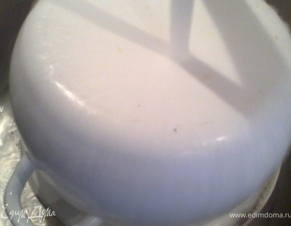 Подогреть под струёй очень горячей воды большую ёмкость.