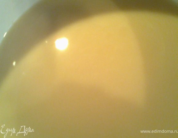 Развести дрожжи в тёплой воде и оставить на 5 минут.