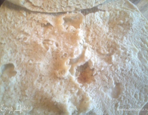 Пропечённую фокаччу разрезать вдоль пополам.Это сделать легко длинным острым ножом.