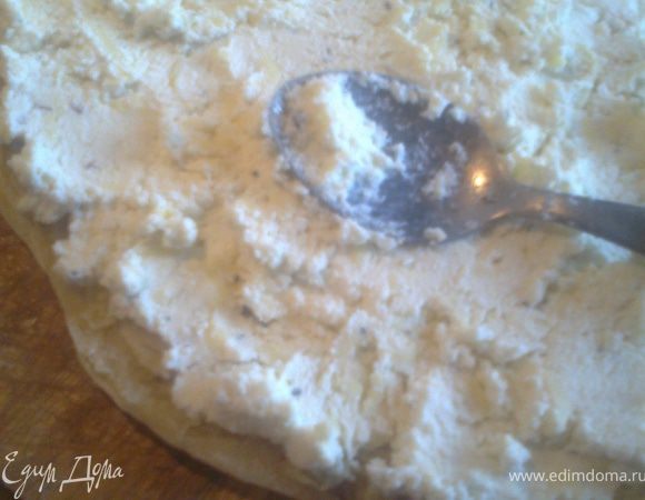 Намазать начинку на нижнюю часть теста.