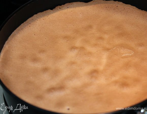 Форму застелить пекарской бумагой (я выстилаю только дно). Смазать  маслом ТОЛЬКО ДНО формы растительным маслом и вылить тесто. Выпекать в разогретой до 180 градусов духовке 15 - 20 минут! Палочка (зубочистка должна выходить сухой)...Дайте бисквиту остыть в форме и затем осторожно ножичком пройтись по краям отделяя бисквит...Есть еще одна рекомендация - остужать бисквит прямо в форме, перевернув ее верх дном на решетку.Тогда он точно не осядет!!!