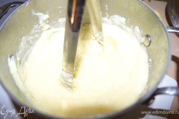 Картофель почистить, отварить и сделать пюре, добавить сливочное масло и молоко.