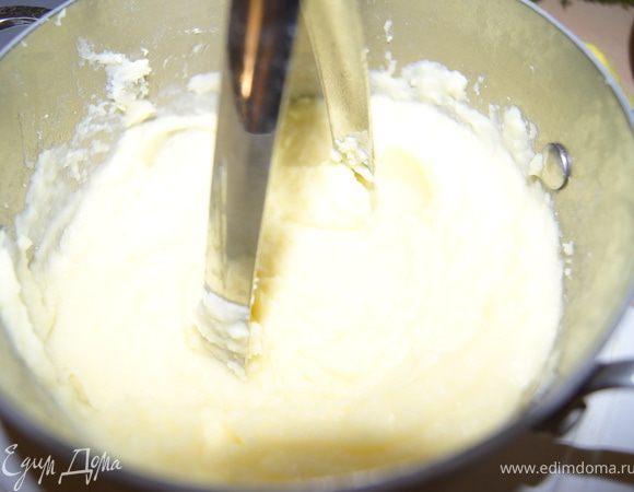 Картофель почистить, отварить и сделать пюре, добавить сливочное масло и молоко.