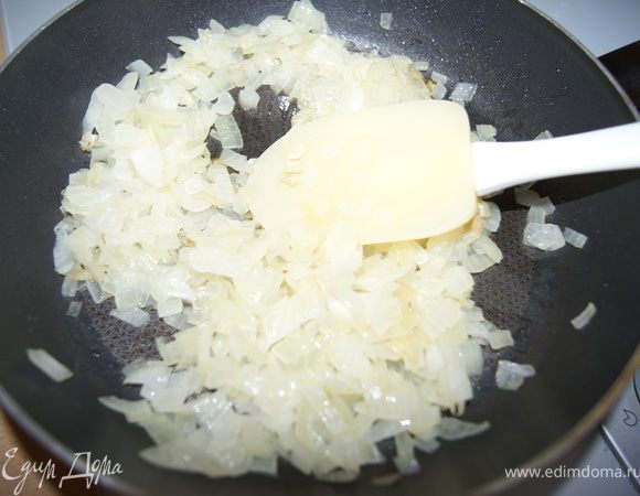 Лук мелко порезать и обжарить до мягкости в растительном масле.