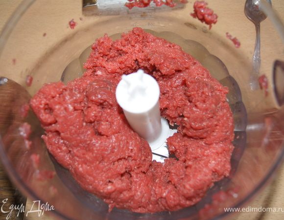 Мясо измельчить в блендере или мясорубке.