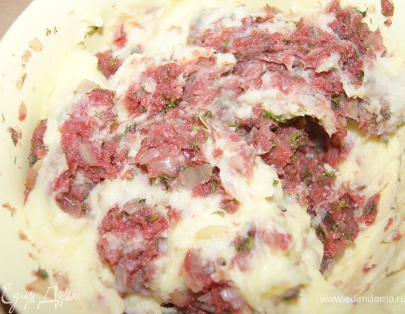Смешать мясо, лук, яйцо, муку, базилик, укроп порезанный, соль, перец и пюре.