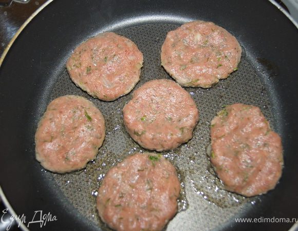 Сформировать котлетки и обжарить в небольшом количестве масла.