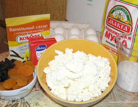   Творог протереть через сито, добавить ванилин и просеянную муку. 