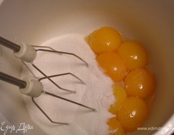   Взбить желтки с сахарной пудрой. 