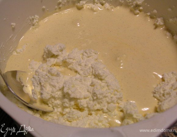   Желтковую массу смешать с творогом. 