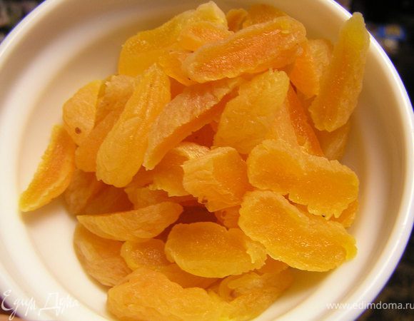   Порезать курагу мелкими кусочками и добавить к творожной массе. 