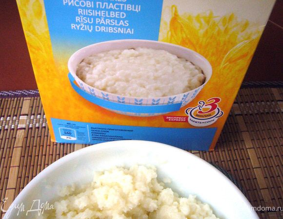 Рисовые хлопья "Nordic" залить кипящим молоком, добавить 1 ст.л. сахара, размешать и отправить в микроволновку на 1,5 мин в высоком режиме (или проварить 3 мин обычным образом). Полученную кашу накрыть, дать немного остыть.