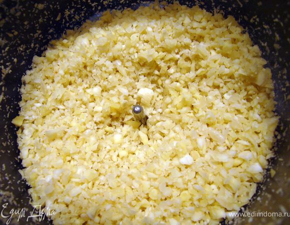 Очищенный миндаль измельчить в фуд-процессоре мелко, но не в муку.