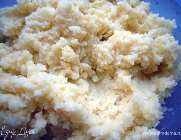 Добавить к остывшей каше размягчённое масло, миндаль и 1 ст.л. тростникового сахара, перемешать до однородности.