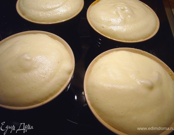 Смешать желтковый крем с белками ложкой движениями снизу-вверх. Полученное суфле разложить по формочкам. Присыпать сверху 1 ст.л. тростникового сахара и отправить в духовку до лёгкого румянца.
Я отбивалась от сынка с ложкой, пытавшегося съесть суфле в сыром виде, поэтому сахаром присыпать забыла:)