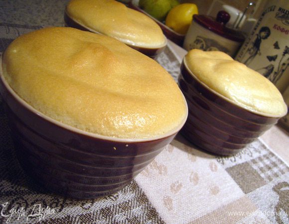 Дать суфле остыть хотя бы минут 30. Подавать с чаем, кофе. Очень хорошо и в холодном виде, в качестве завтрака.