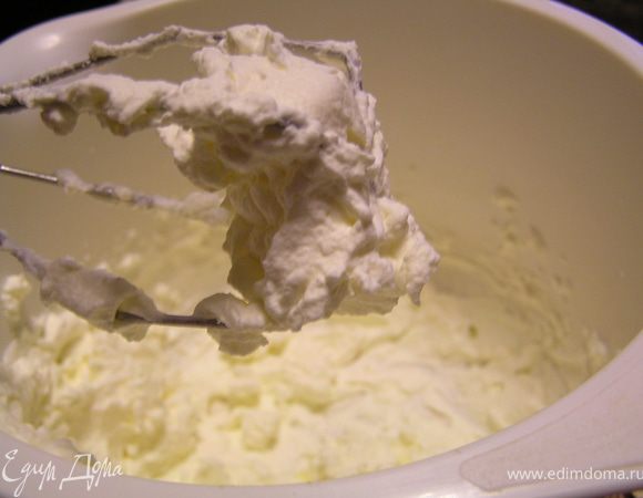   Миксером взбить жирные сливки и туда же их, к творогу. 