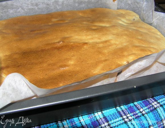   Бумагу для выпечки смазать маслом, уложить в форму, вылить туда творожное тесто и поставить в духовку разогретую до 180гр. на 50 минут. Духовку не открывать.  