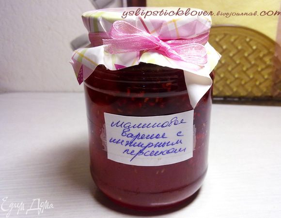 Так как сырники не слишком сладкие, лучше подавать их с джемом или вареньем. Я выбрала малиновое варенье с инжирным персиком.