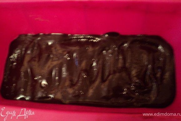 Растопить 75гр черного шоколада с 2 ст. ложкой сливок, размешать и вылить на дно формы ( у меня силиконовая размером 10х20см ). Поставить в морозилку на 5мин для застывания.
