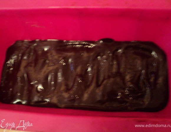 Растопить 75гр черного шоколада с 2 ст. ложкой сливок, размешать и вылить на дно формы ( у меня силиконовая размером 10х20см ). Поставить в морозилку на 5мин для застывания.