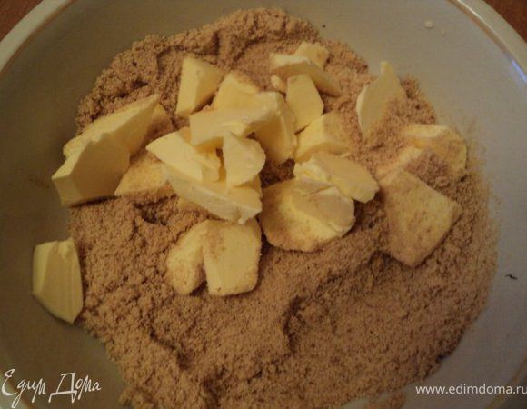 Печенье измельчить в блендере, смешать с 50гр размягченного сливочного масла.