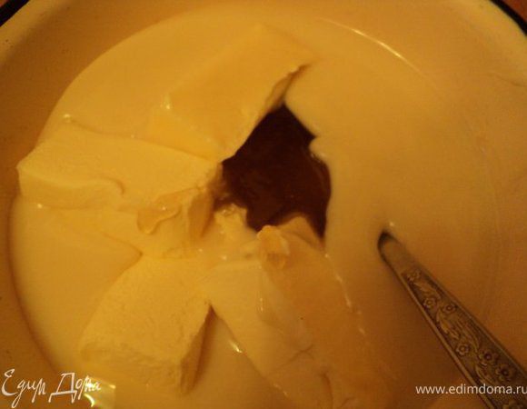 Приготовить карамельную массу: сгущенное молоко, масло и мед растопить на небольшом огне и, непрерывно помешивая, проварить 15-20 мин до карамельного цвета. Охладить.