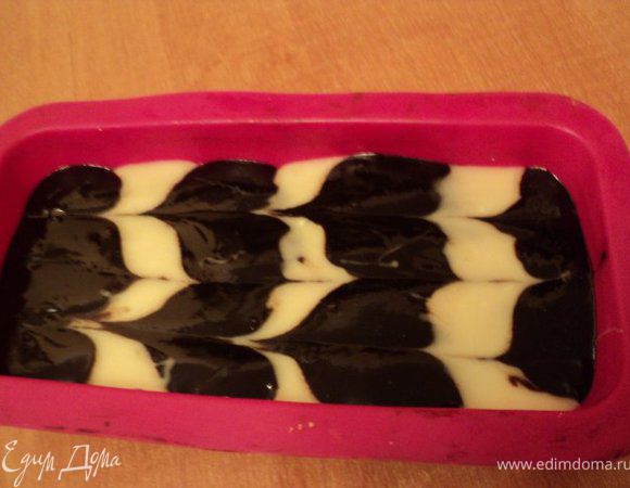 Растопить по отдельности черный и белый шоколад, добавив по 2 ст.ложке сливок.
Шоколад вылить на карамельный слой по очереди: черный и белый. Провести палочкой по поверхности шоколада, чтобы получился рисунок. Поставить в холодильник до застывания шоколада. 
